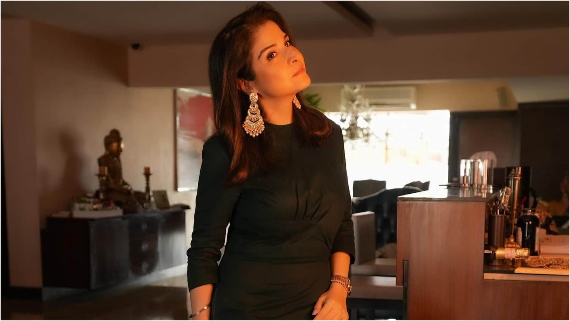 Maheep Kapoor in Black Short Dress Looks More Stylish Than Daughter Shanaya Kapoor News in Hindi