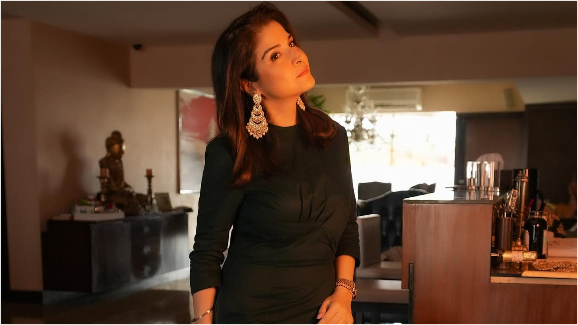 Maheep Kapoor in Black Short Dress Looks More Stylish Than Daughter Shanaya Kapoor News in Hindi