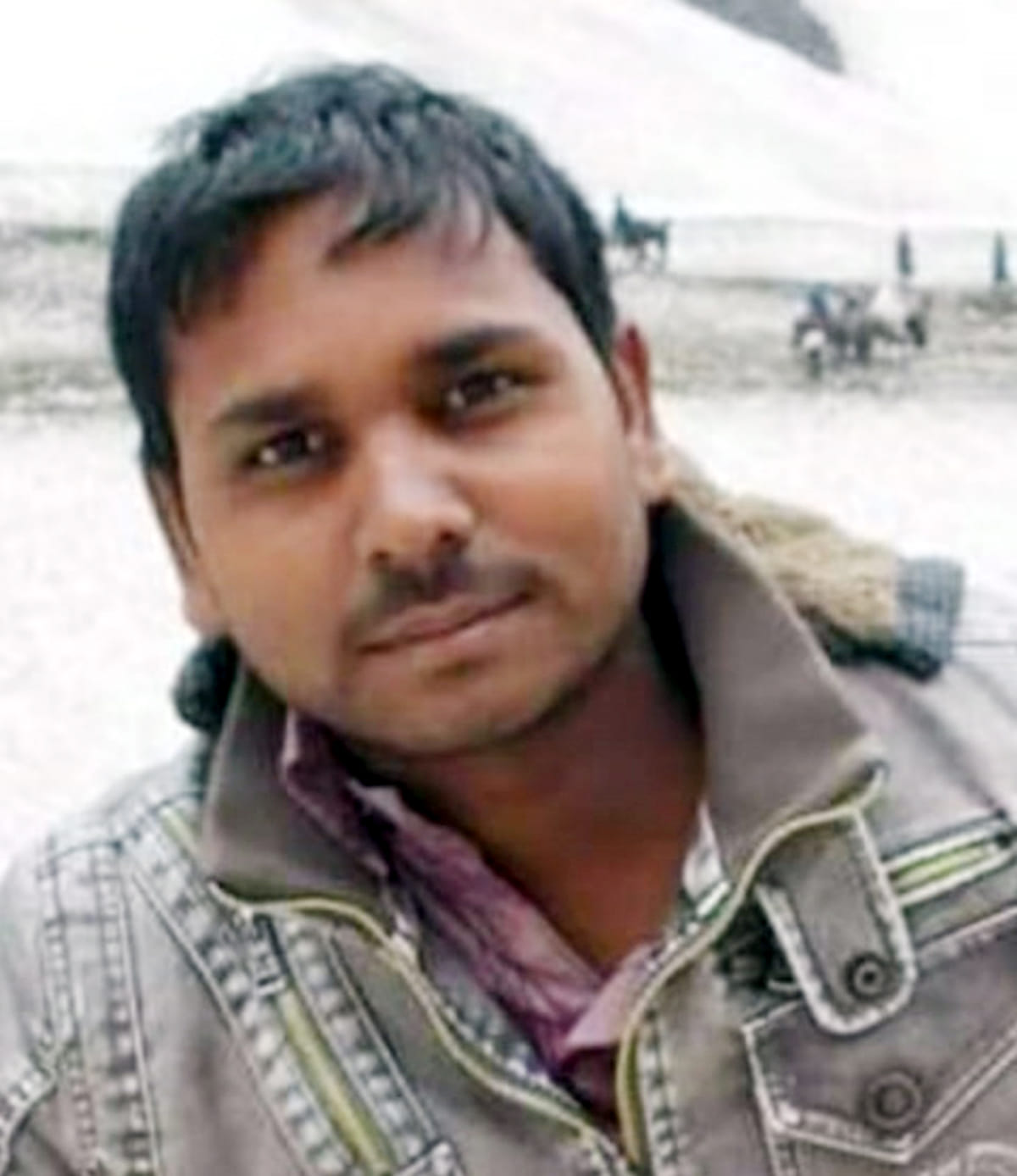 Man fell from the roof while walking, died