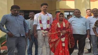 UP News: A lover couple marry in police station in Meerut see photos