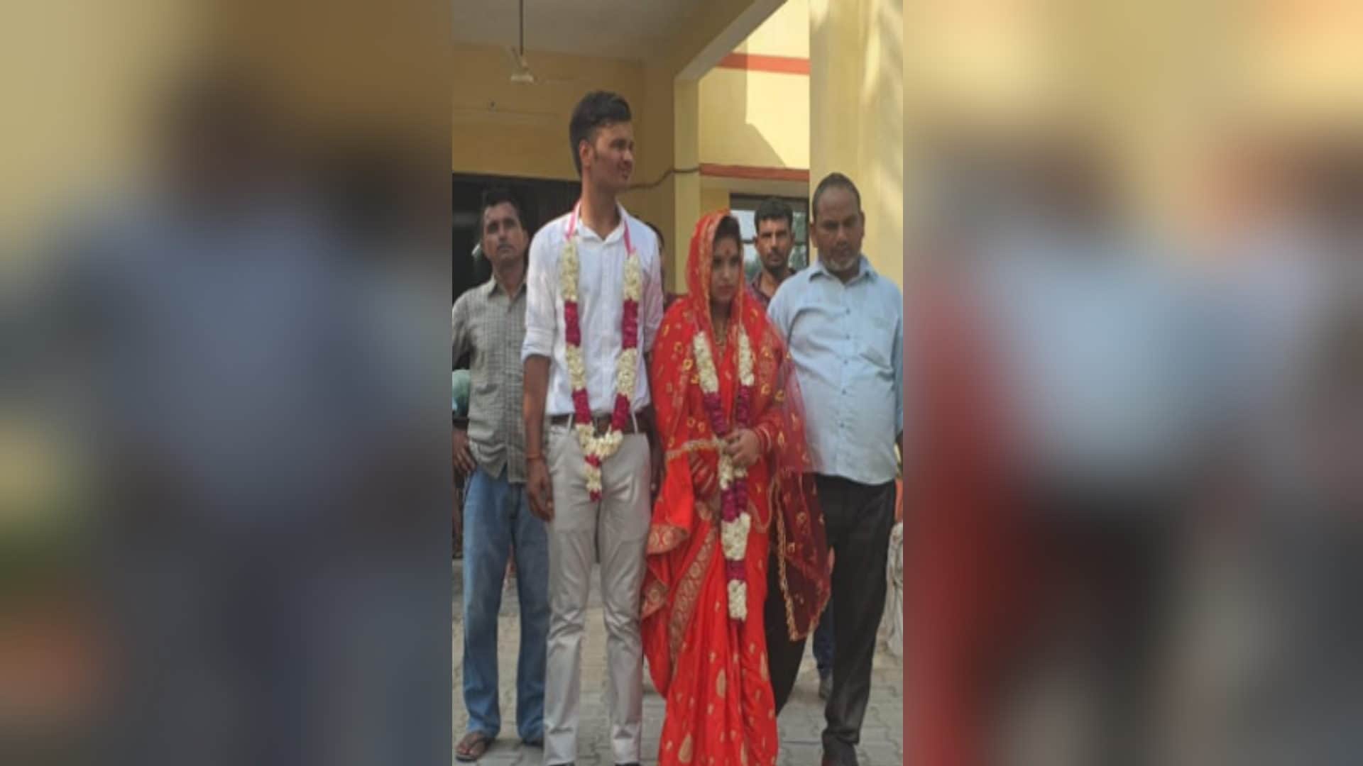 UP News: A lover couple marry in police station in Meerut see photos