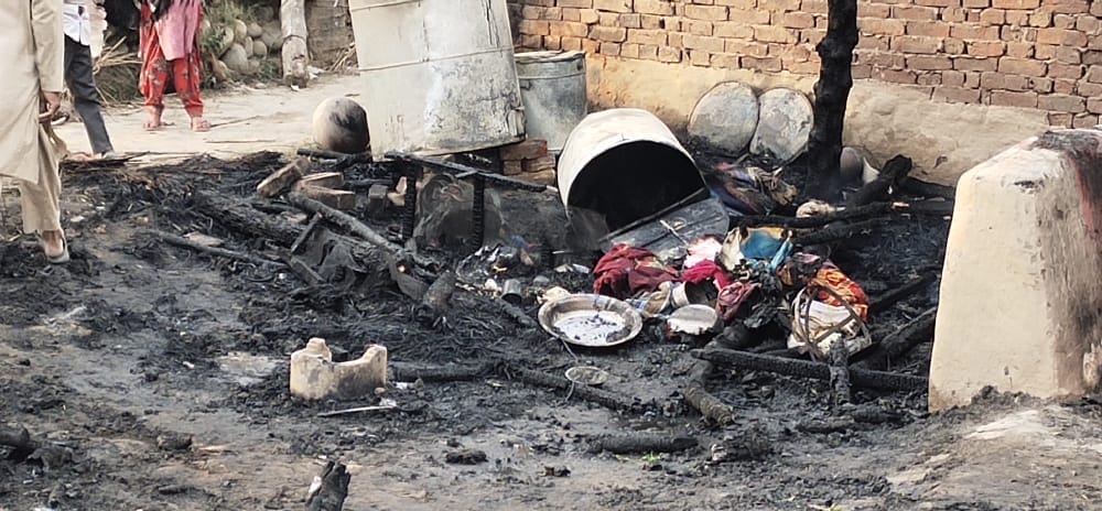 Thatched houses of eight families burnt