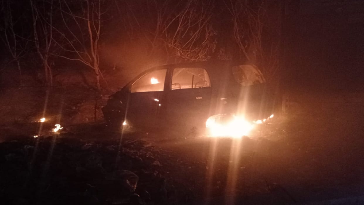 Meerut News: Fire break out in car and a stall in kanker khera
