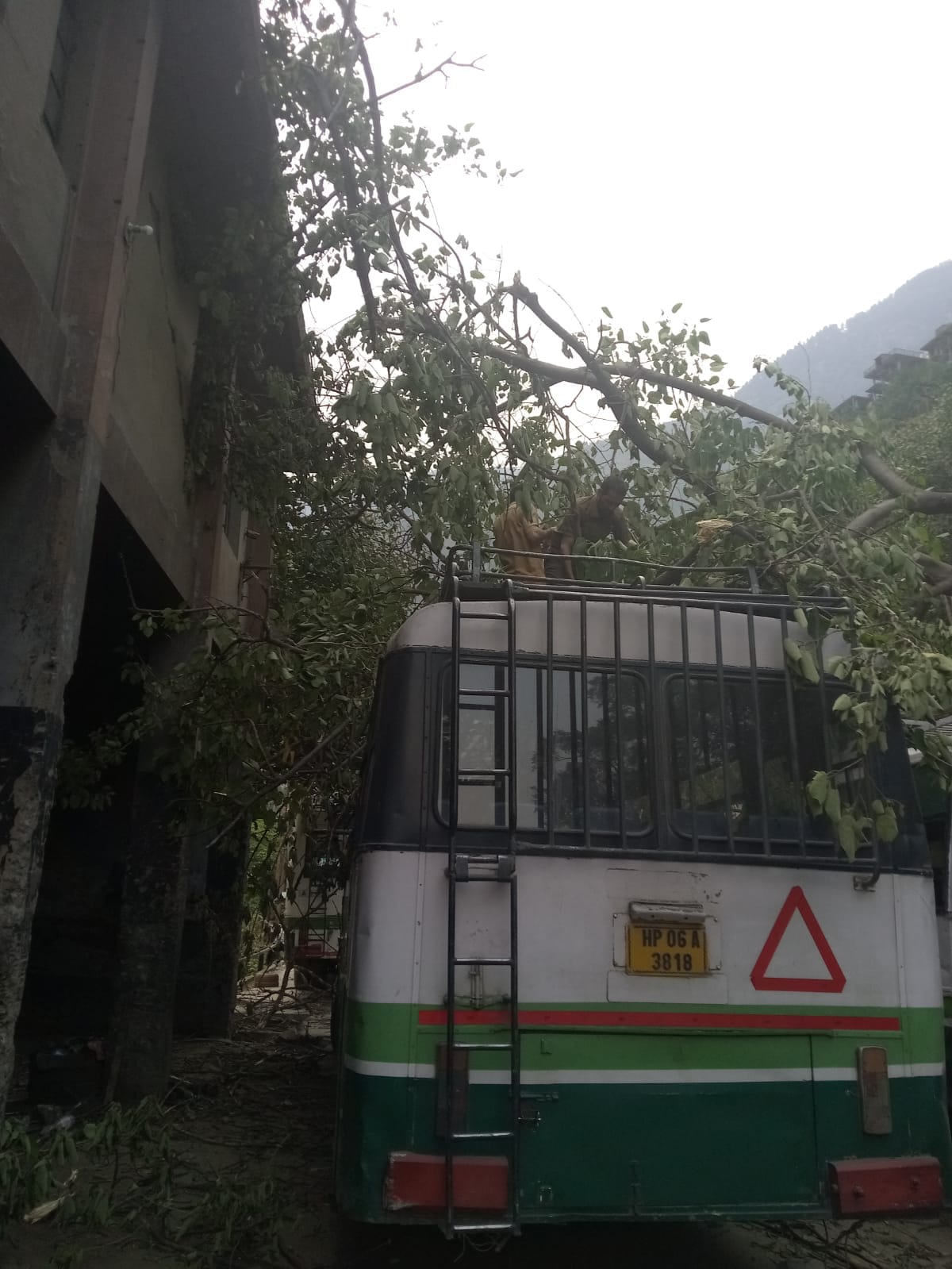 hrtc buses damage electiricity wire  break in rampur due to  speedy wind