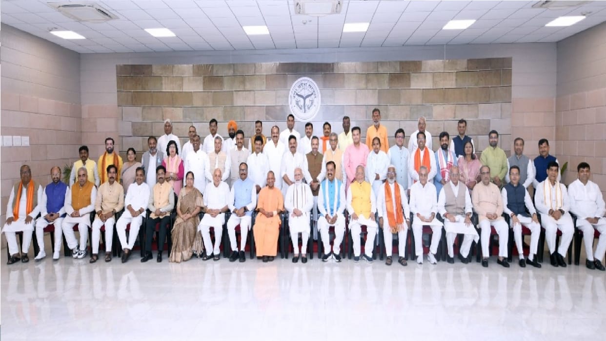 Lucknow: PM Modi taught the lessons of good governance to the ministers of the Yogi government, returned from Kushinagar and attended the dinner at the Chief Minister's residence.