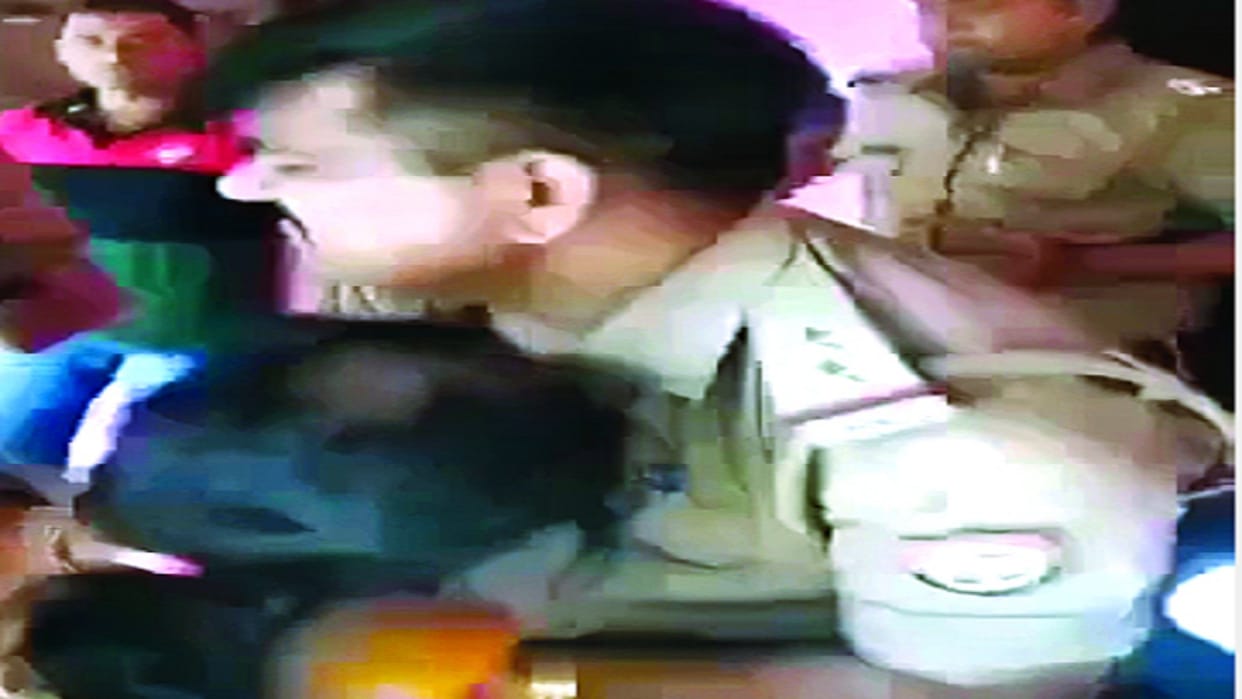 case of beating of women by the inspector caught the fire, the Samajwadi Party visited the village
