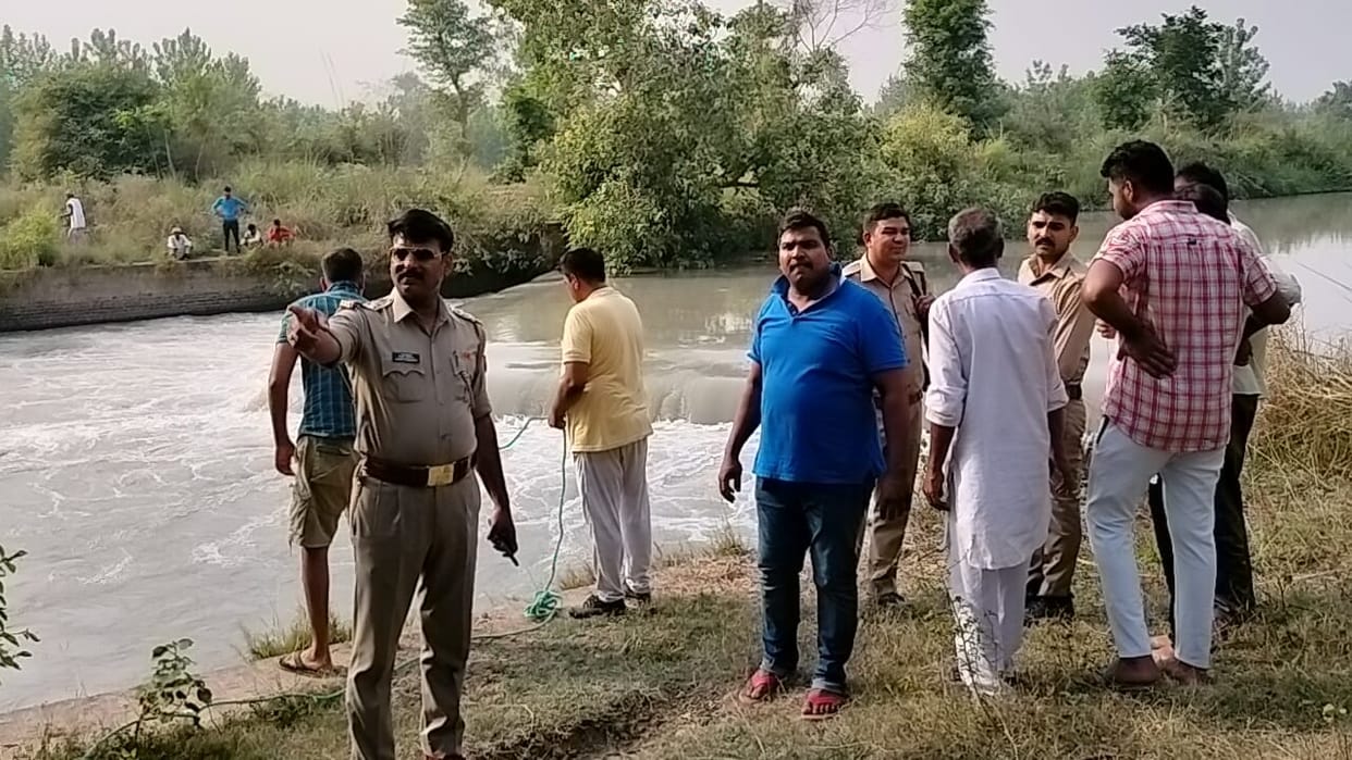 Two friends taking a bath in the Eastern Yamuna canal drowned
