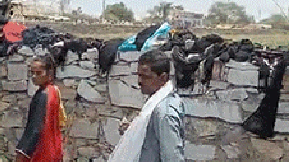 Rahul Gandhi Beneshwar Dham sabha no entry for black clothes