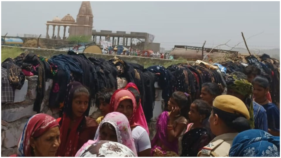 Rahul Gandhi Beneshwar Dham sabha no entry for black clothes