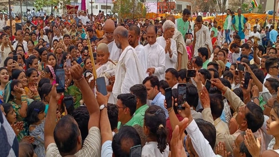Indore news: Ten year old Siddham became Shri Chandrasagar Maharaj, listened to lullaby in mother's lap, tied Rakhi with sisters, then walked on the path of restraint