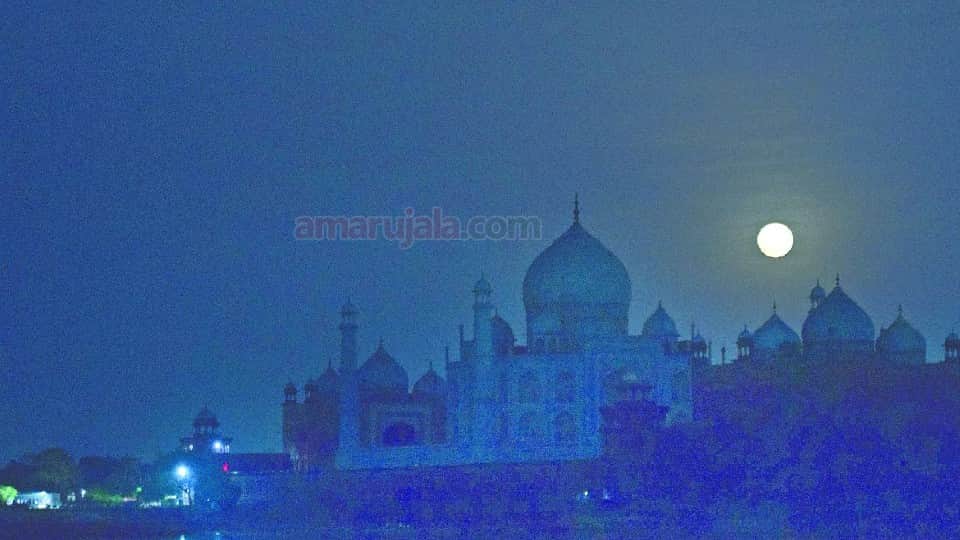 Tourists visited Taj Mahal at Full Moon Night on Buddha Purnima