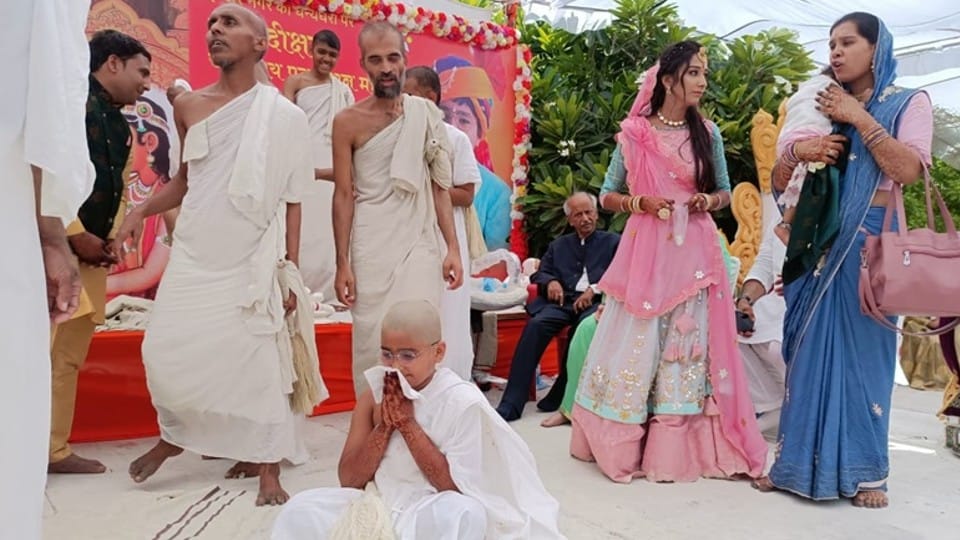 Indore news: Ten year old Siddham became Shri Chandrasagar Maharaj, listened to lullaby in mother's lap, tied Rakhi with sisters, then walked on the path of restraint