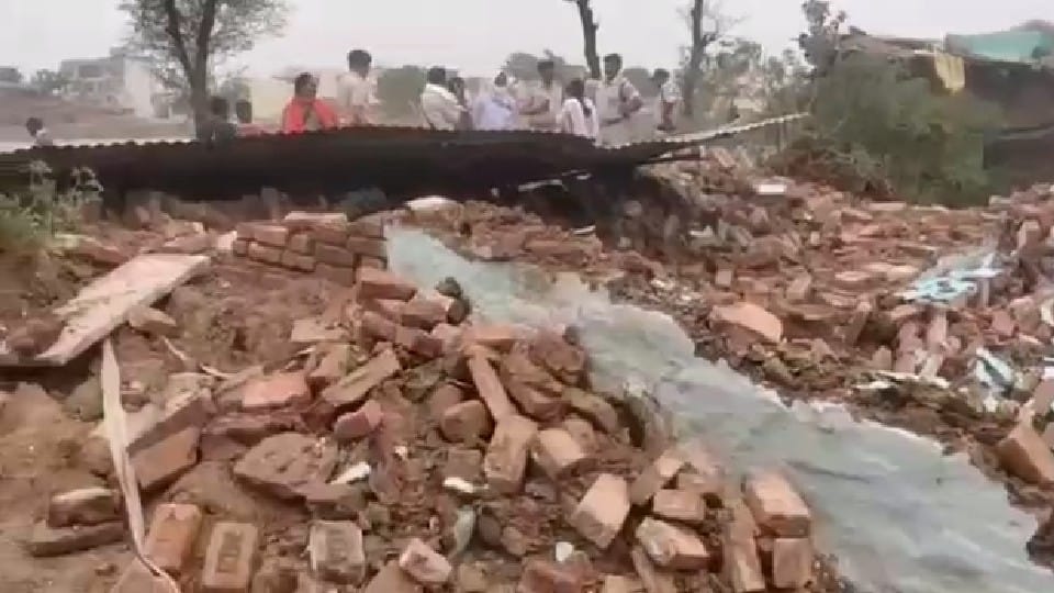 Satna News: constructions were made by encroaching near of the pond, the team arrived with JCB early in the morning