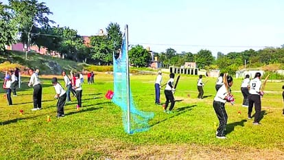 udhampur physical education teacher pooja sharma  coaching girls to play and make career in cricket running academy