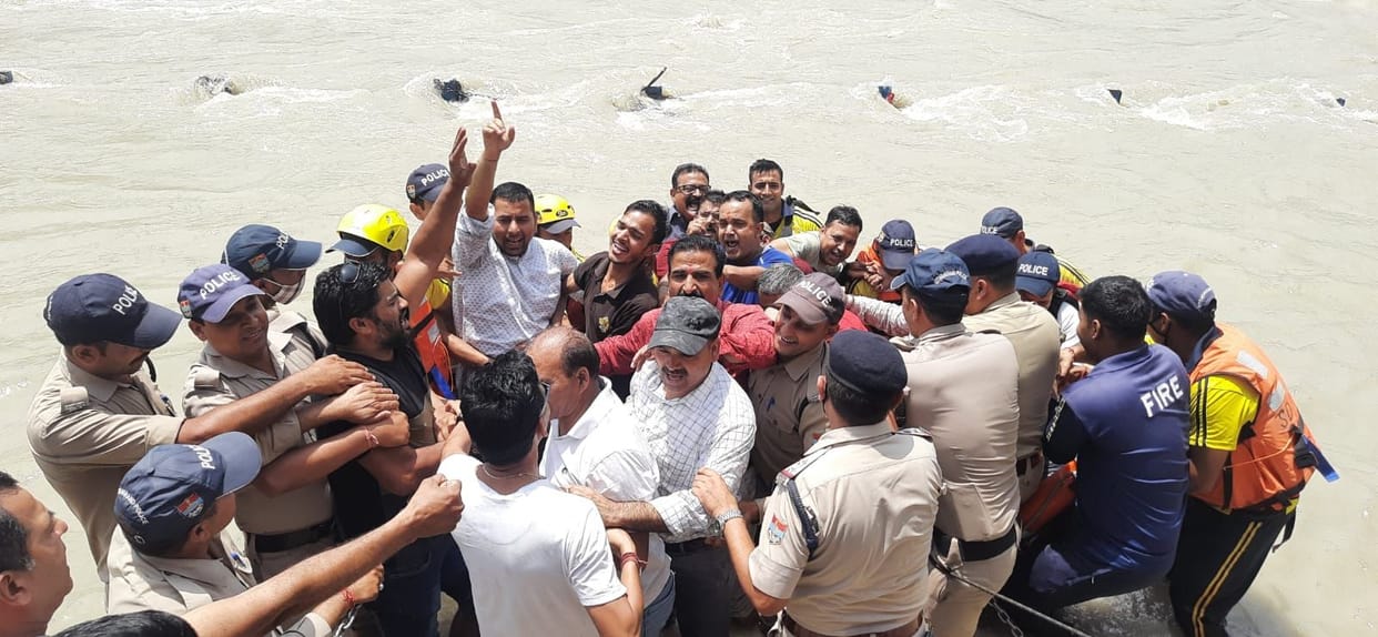 Hotel owner arrived to take water tomb in Bhagirathi, police saved