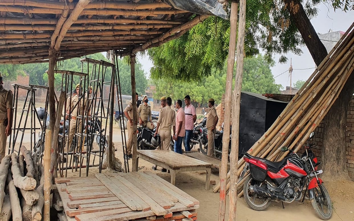Double Murder in Varanasi father and son killed by hitting them with wooden planks police arrested accused dabang