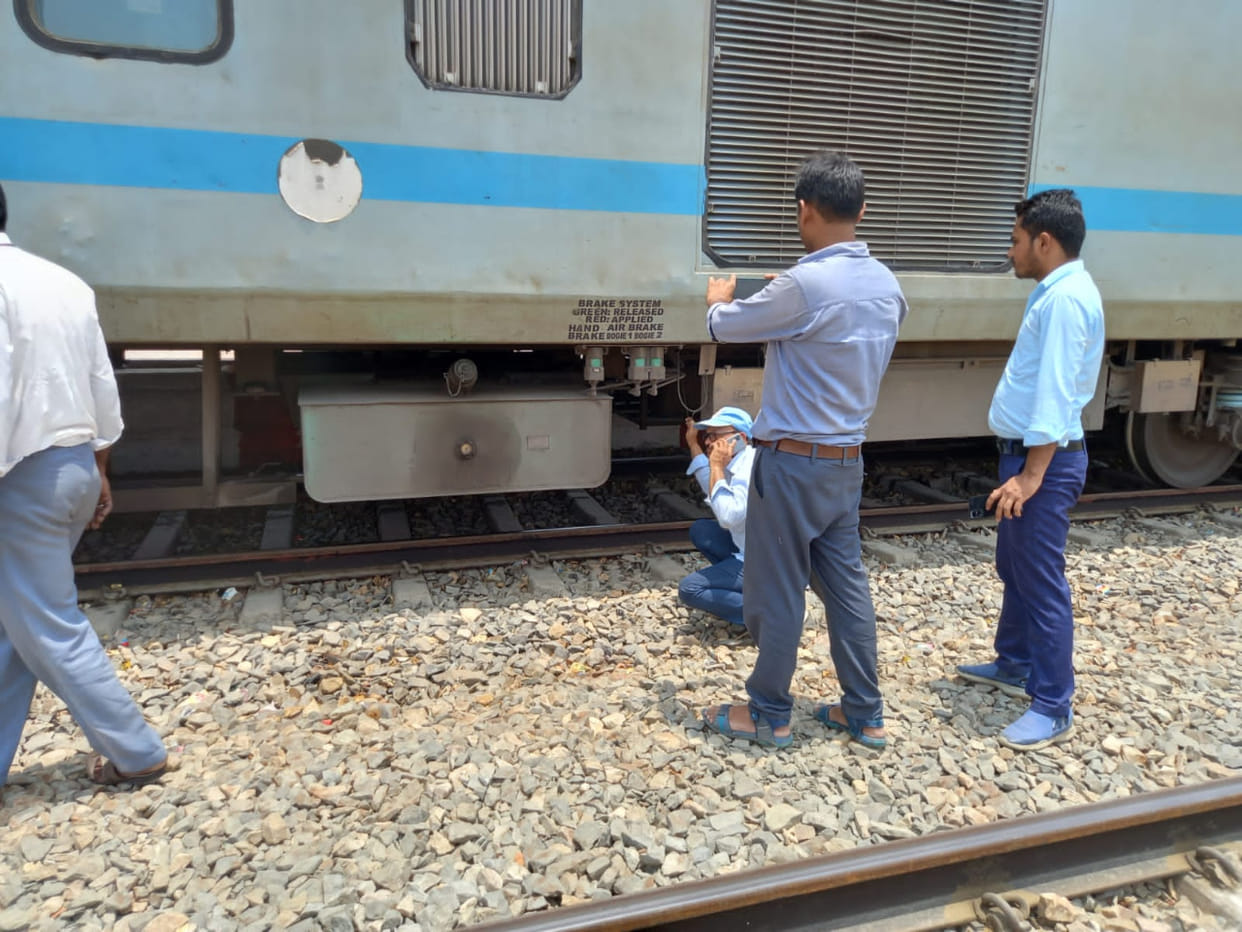 Secunderabad danapur Express saved from becoming a burning train Smoke coming out from  luggage coach