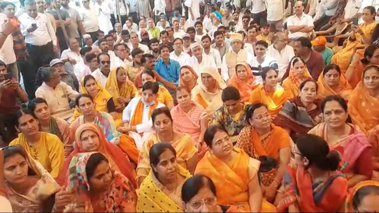 Vishwa Hindu Parishad and Bajrang Dal protest outside Jodhpur Collectorate against communal incidents in Rajasthan