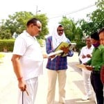 सामुदायिक स्वास्थ्य केंद्र के बाहर मौजूद यूपीडा के अधिकारी