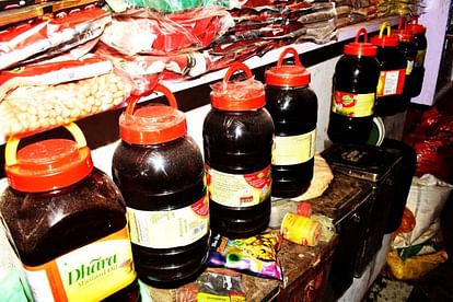 शाहजहांपुर के बहादुरगंज बाजार में एक दुकान पर बिक्री के लिए रखे सरसों और अन्य खाद्य तेलों के डिब्