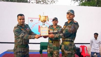 शाहजहांपुर में एनसीसी शिविर के समापन पर विजेताओं को पुरस्कार वितरण किया गया।