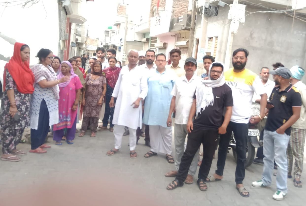 People protested against the mobile tower being installed in the residential complex