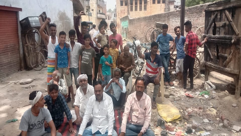 regional councilors sat on dharna demanding construction of broken roads in tota ka taal lohamandi agra