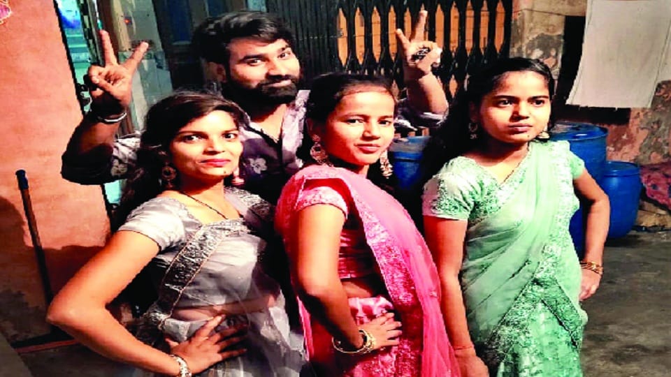 delhi munda fire three sisters of arun disappeared in front of their eyes if lock not put on roof gate all three could have survived