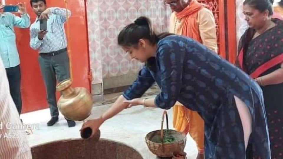 Araria DM Inayat Khan performed jalabhishek on shivling in Sundari Temple