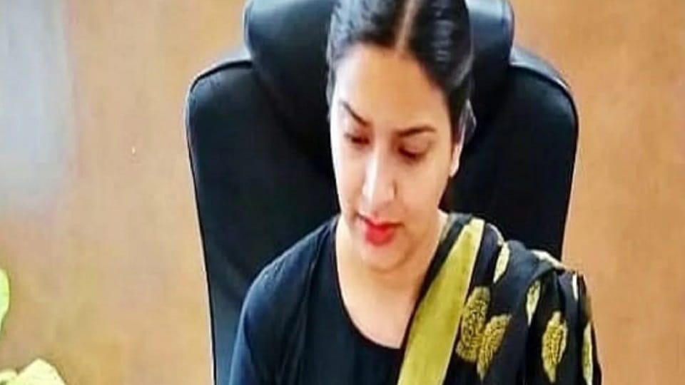 Araria DM Inayat Khan performed jalabhishek on shivling in Sundari Temple