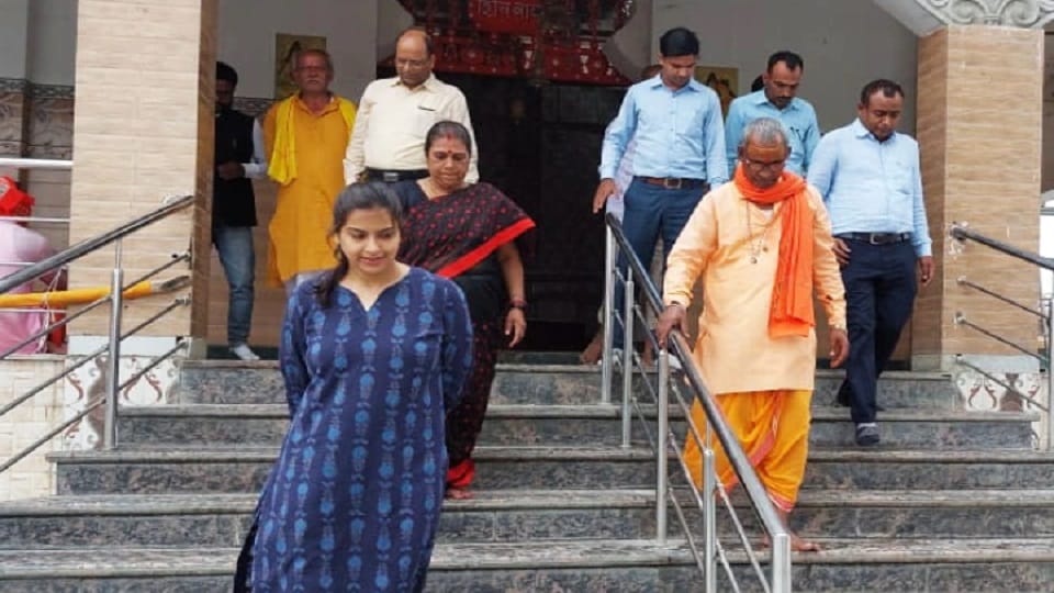 Araria DM Inayat Khan performed jalabhishek on shivling in Sundari Temple