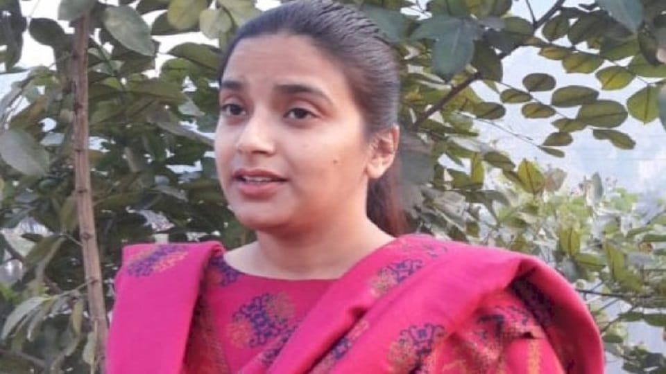 Araria DM Inayat Khan performed jalabhishek on shivling in Sundari Temple