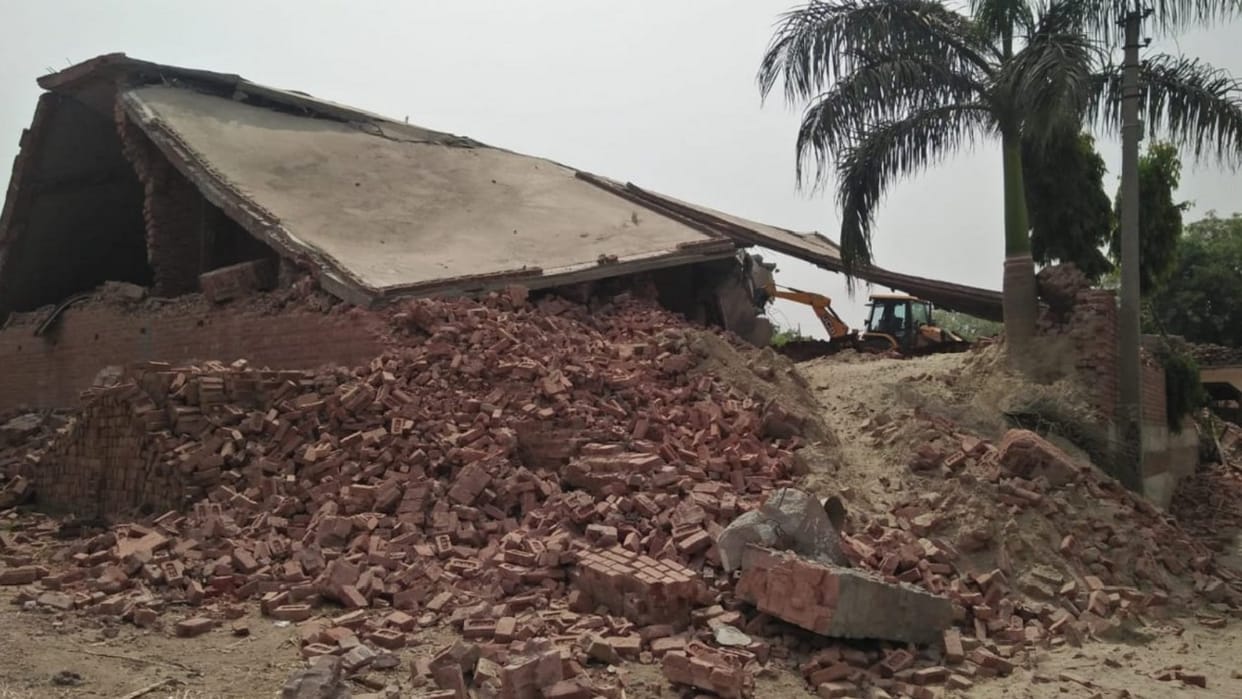 UP News: Illegal house of land mafia Yashpal Tomar has been demolished by bulldozer in Baghpat