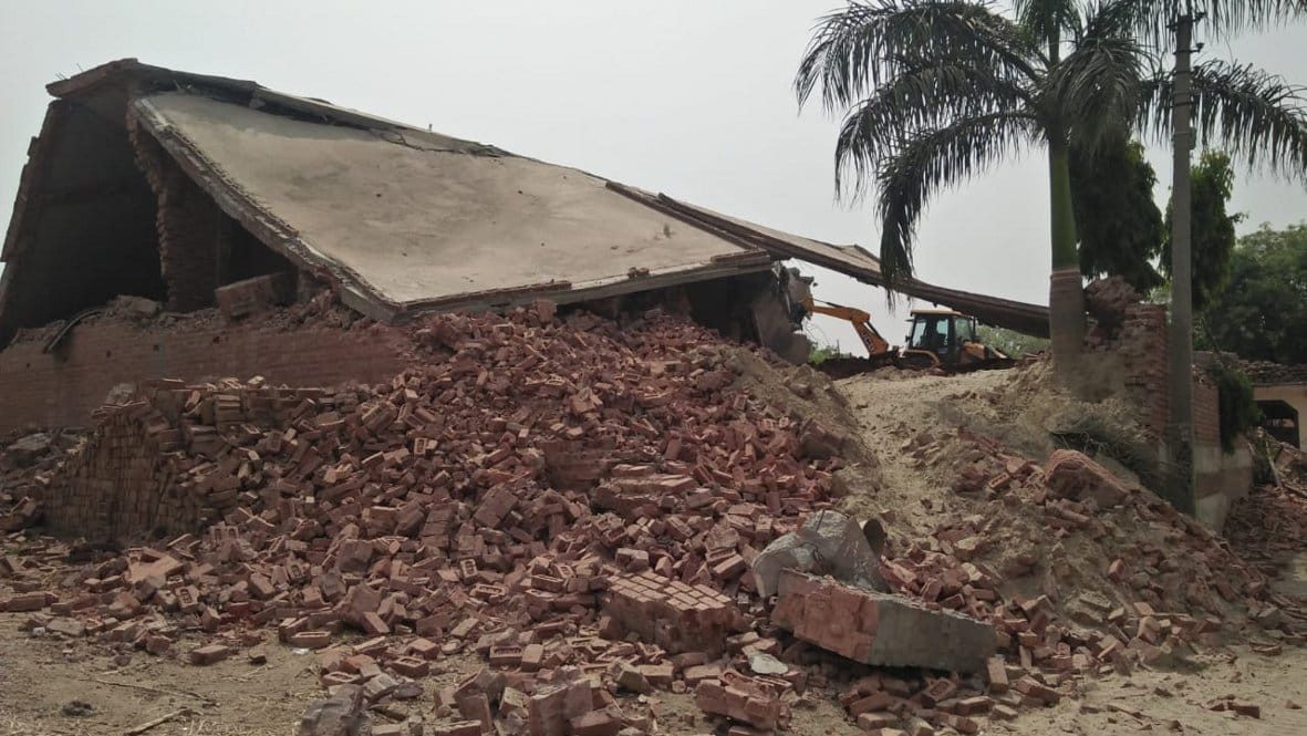 Illegal mansion of land mafia Yashpal completely destroyed