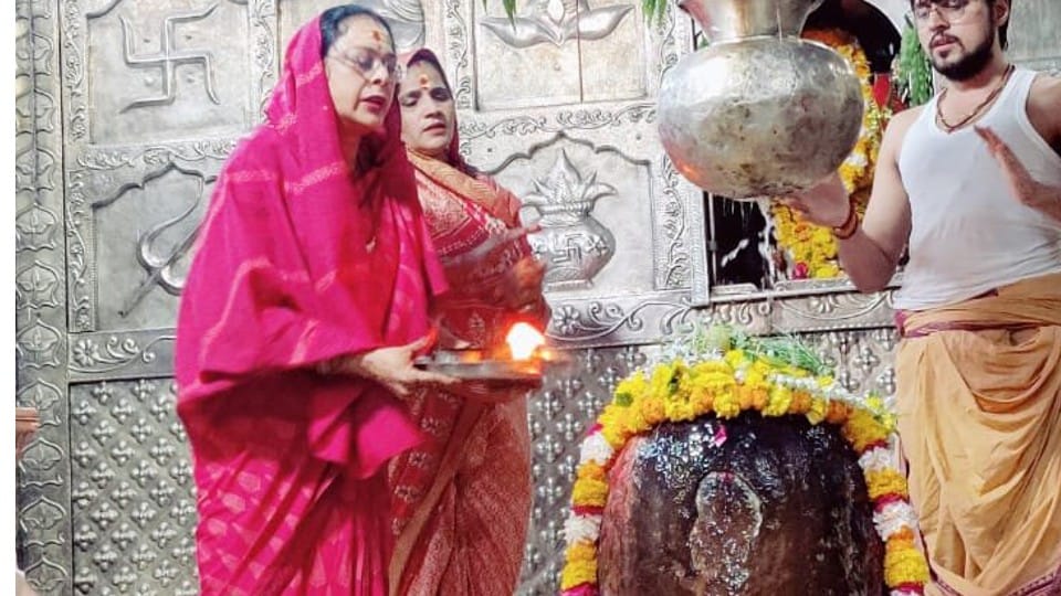 Ujjain mahakal temple: Sadhna Singh arrived to see Lord Mahakal, worshiped-abhishek in the sanctum sanctorum
