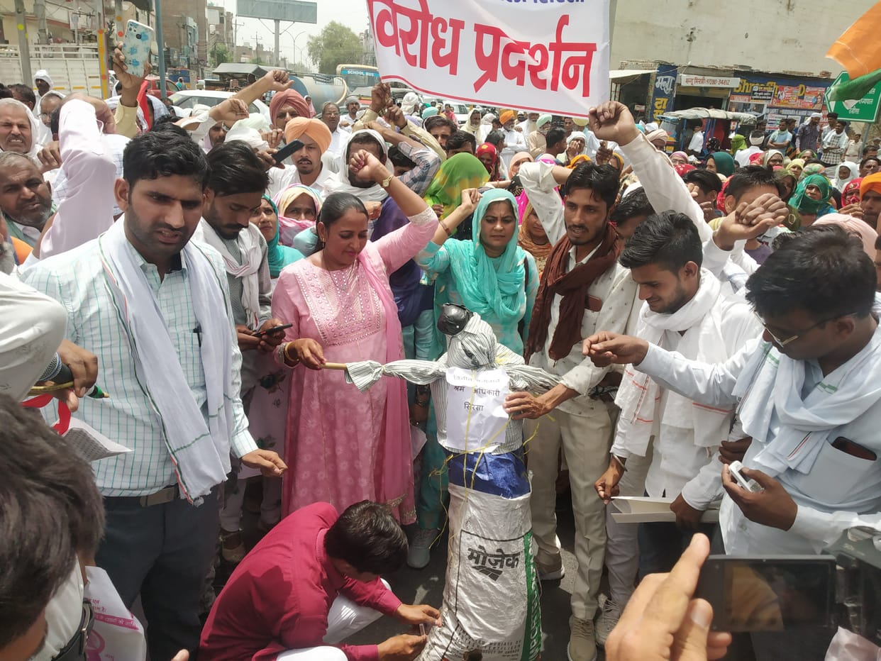 The workers demonstrated for not getting the benefits of the schemes