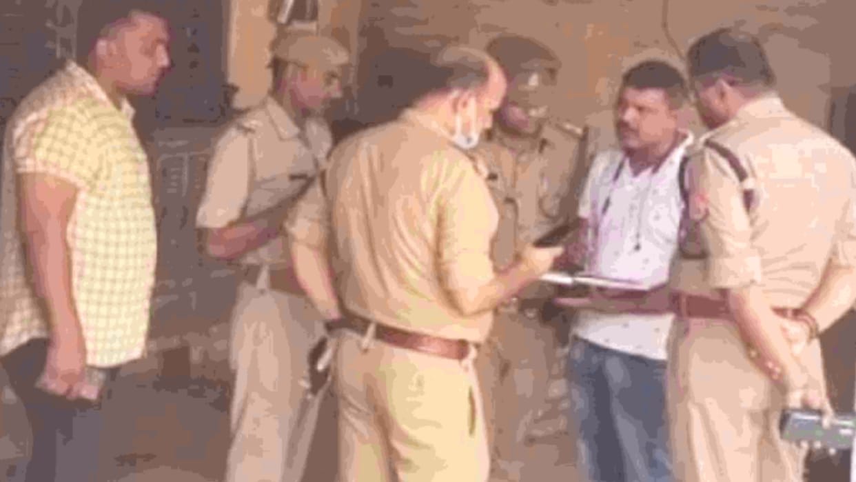 Greater Noida wife gave intoxicated substance to husband and family then elope along 4 kids with boyfriend