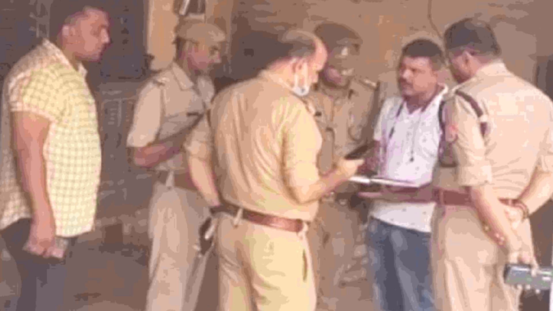 Greater Noida dankaur Two sisters gave poison to family to marry of their will mother help them then elope with boyfriends police arrested five