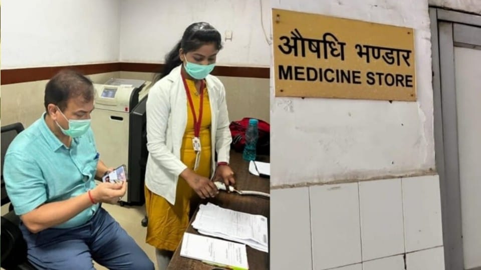 Lucknow Swasthya Bhawan team surprise inspection of district hospital Agra