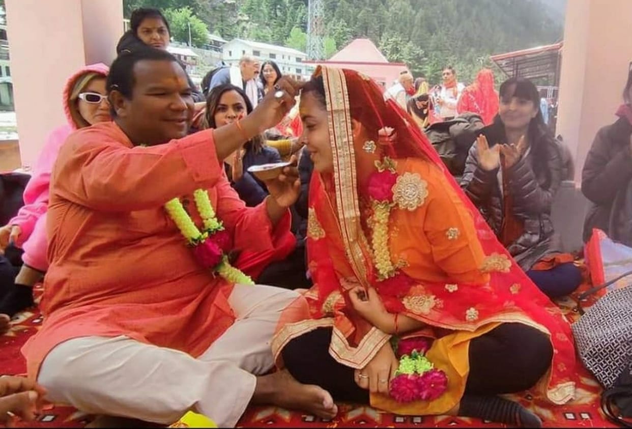 Foreign couple took seven rounds in Gangotri Dham