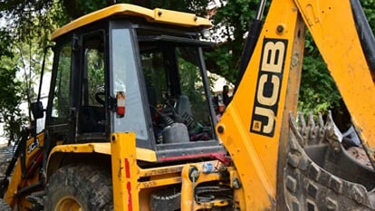 Delhi Development Authority started bulldozing on houses without giving notice