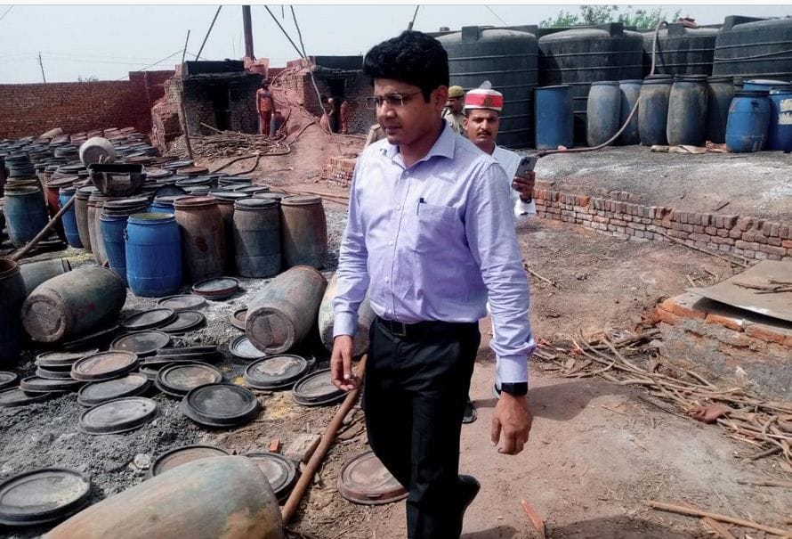 Hathras: SDM raid on Kalmi Soda Factory, Seizure done