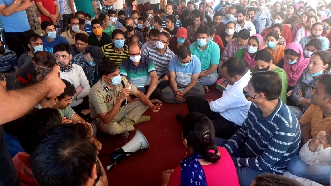 IGP Kashmir vijay kumar & Div Com visit Shiekhpora Budgam to interact with Kashmiri pandits protesting following killing of Rahul Bhat