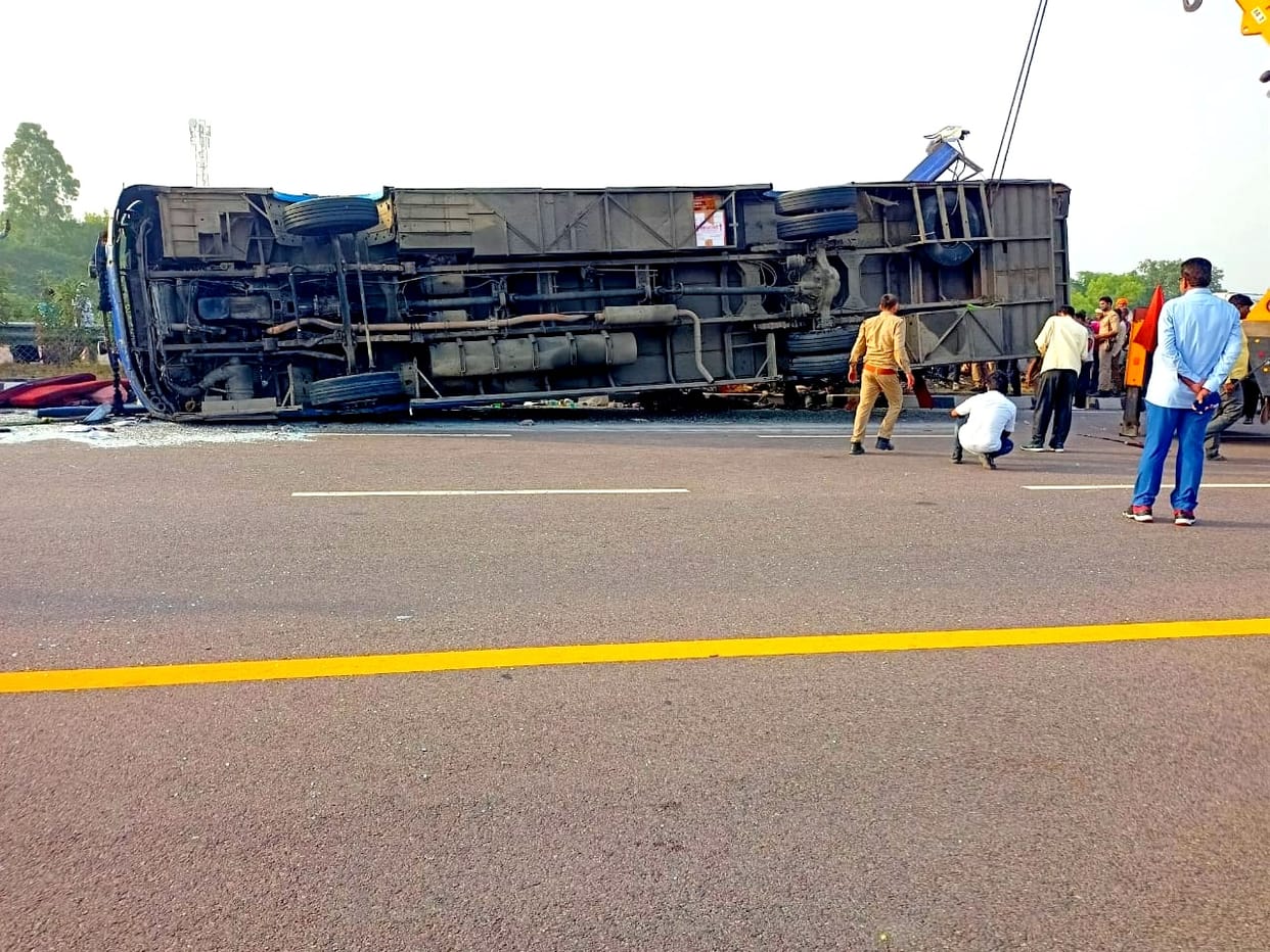 Massive road accident in Unnao, bus overturns on expressway, two killed and 53 injured
