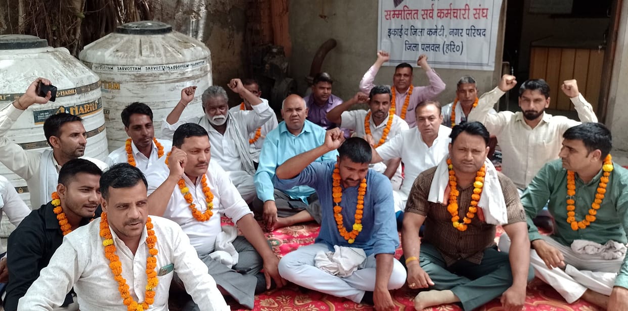 Municipality and fire brigade workers sitting on hunger strike
