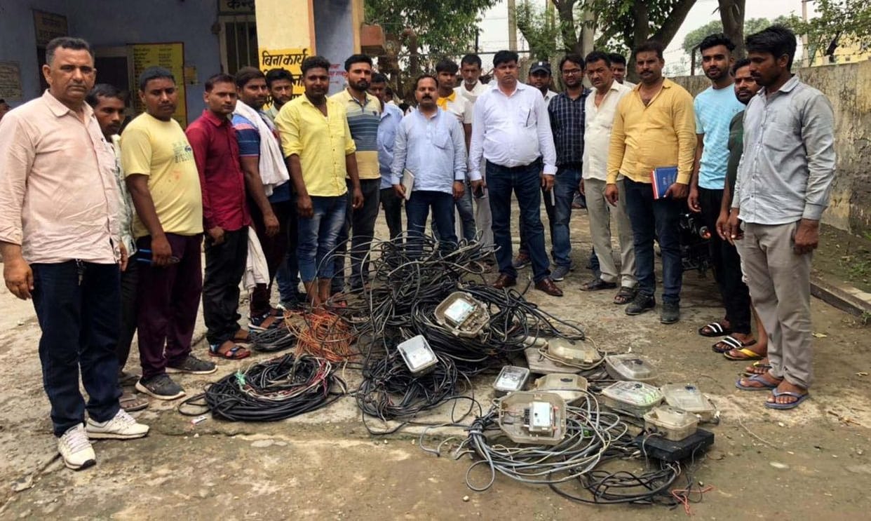 Electricity corporation team caught electricity theft in 15 houses
