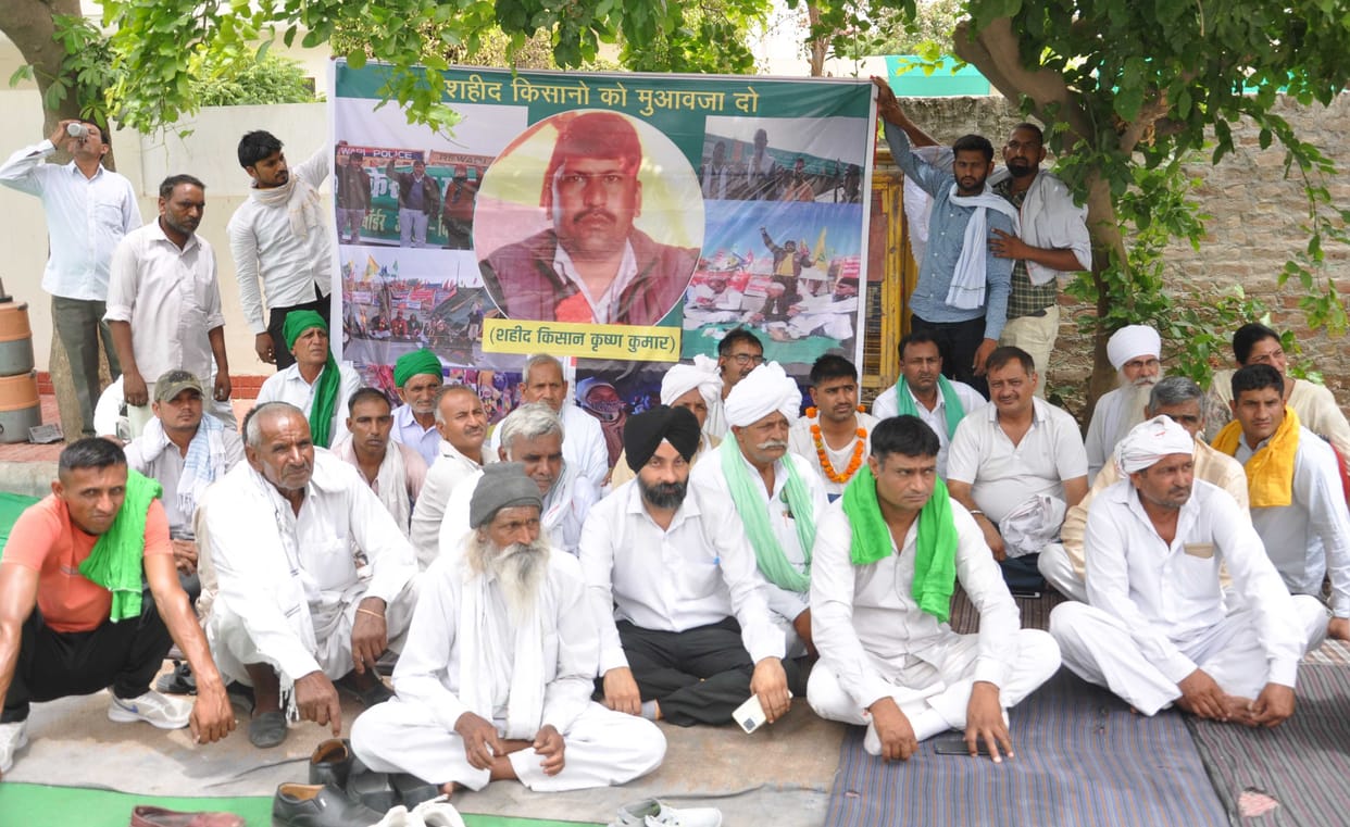 After a tussle with the DSP, the farmers pitched a tent outside the MLA's residence, said - they will get up only after taking compensation
