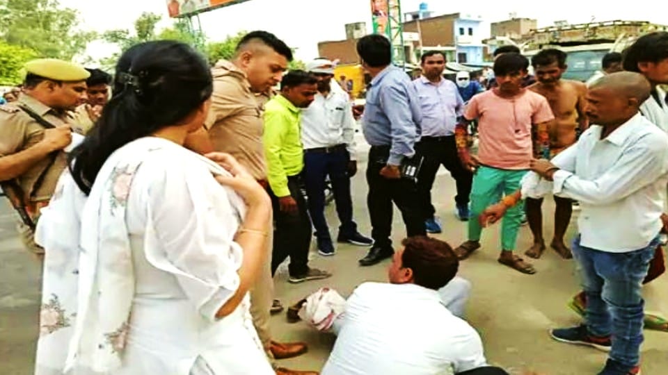 Kasganj DM and SP sent the injured man to hospital by escort vehicle