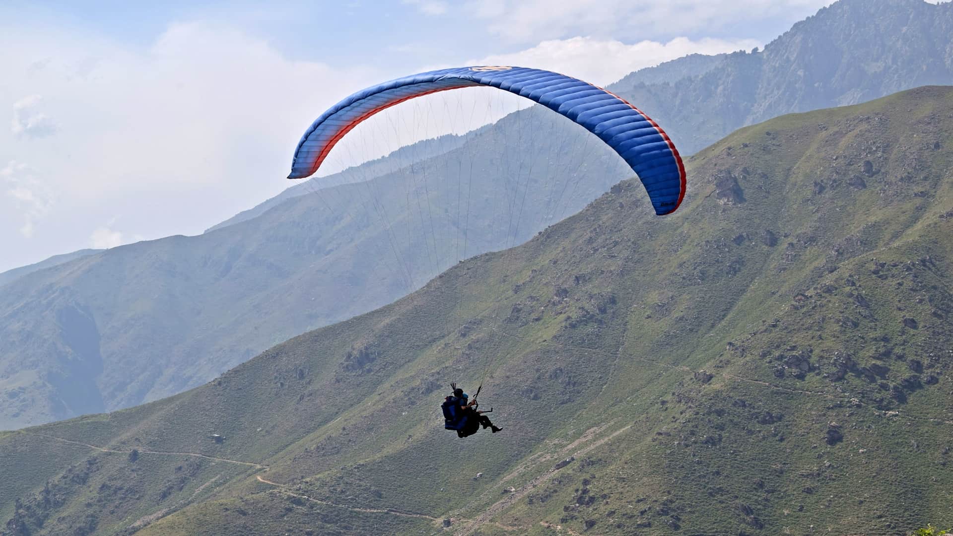 Paragliding in Kashmir Photos Tourists enjoy Paragliding over city and Dal Lake in Srinagar