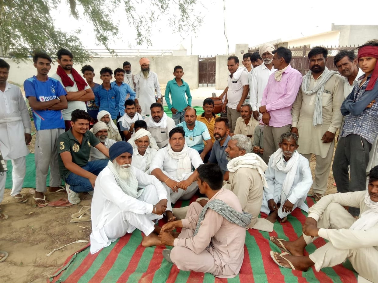 Villagers staged a sit-in in front of the hatchery farm, said - it is difficult to breathe